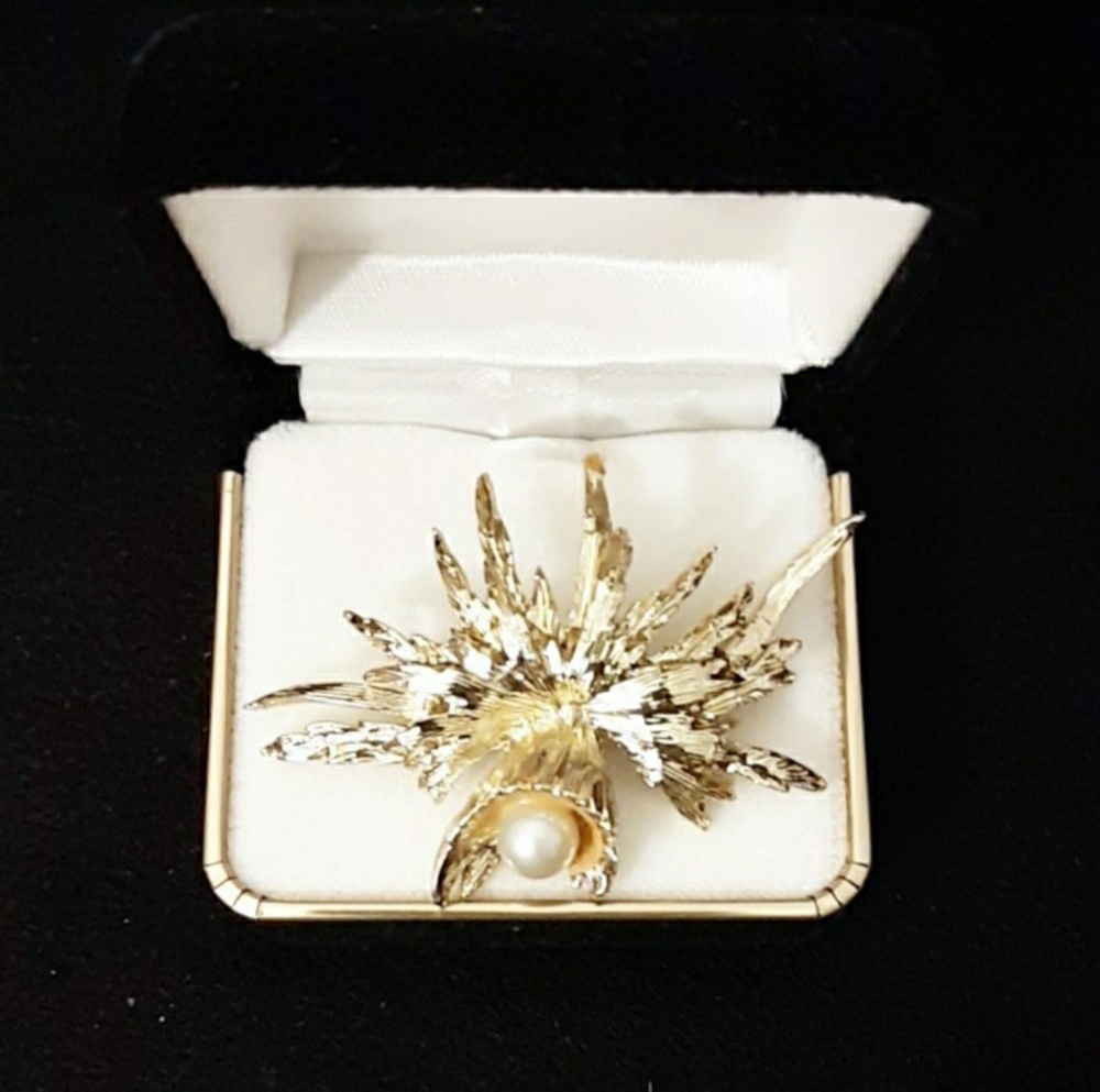 GOLD TONE BROOCHE